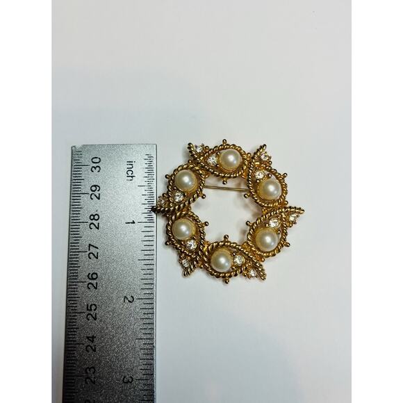 Vintage Circle Brooch Pin Faux Pearl Rhinestones Gold Tone Rope Nautical 2” - Picture 3 of 6
